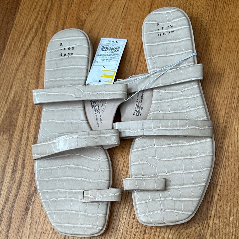 A New Day Light Beige Croc-Embossed Slides Sz 11 NWT - Picture 3 of 3